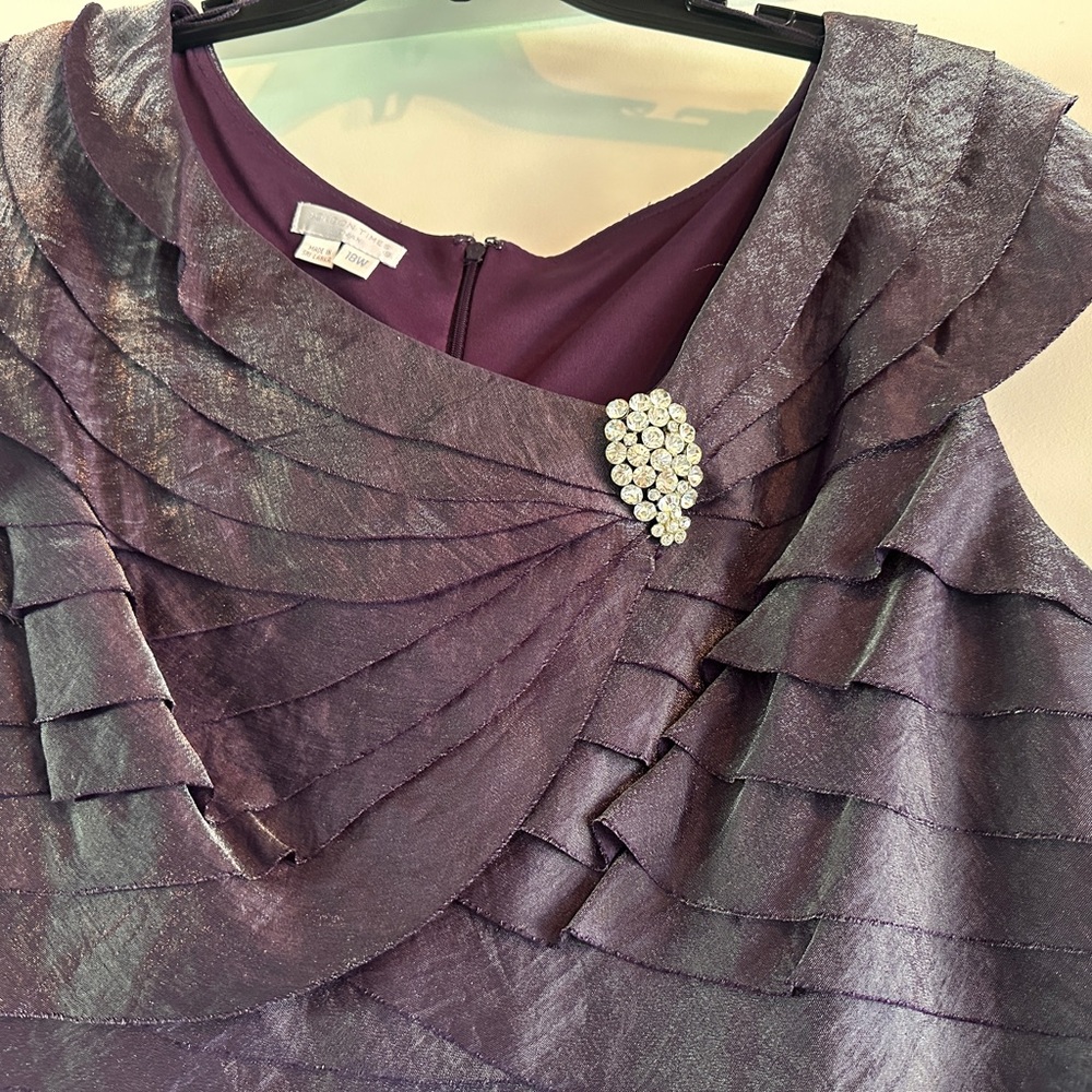 Gorgeous dusty purple mid length dress with rhinestone pin in size 18w.